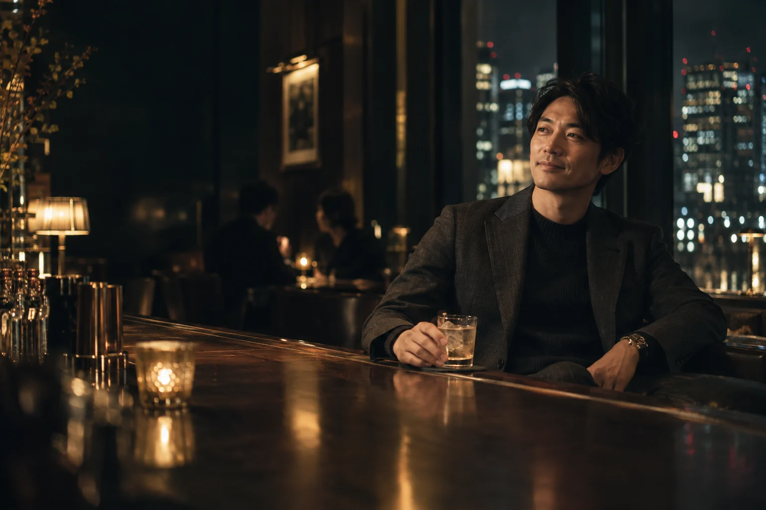 人と人をつないだ仕事終わりに、バーで一杯を楽しむ35歳前後の会社員
